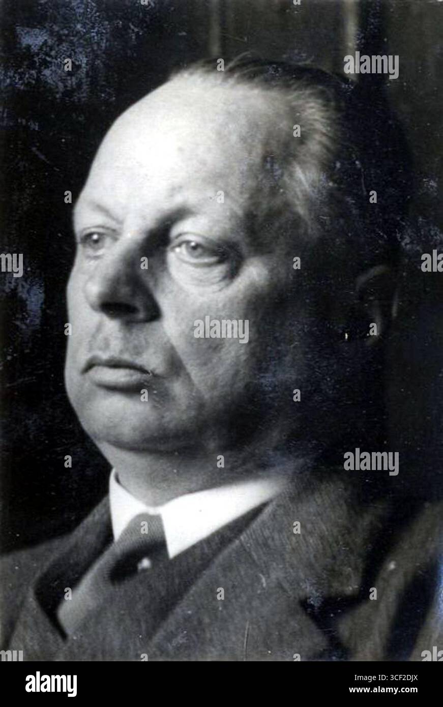 Questa immagine mostra un ritratto di H.L.M. Jonkheer Van Nispen tot Sevenaer, sindaco di una città nei Paesi Bassi intorno al 1940. La fotografia fa parte di una collezione storica che documenta le figure politiche olandesi durante il XX secolo. Foto Stock