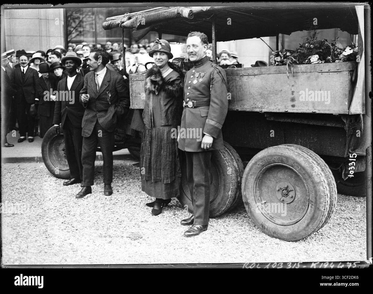 Il 6 agosto 1925, il capitano Delingette e sua moglie arrivarono a Parigi dopo aver completato un lungo viaggio attraverso l'Africa in auto. La foto commemora il loro avventuroso e storico attraversamento del continente. Foto Stock