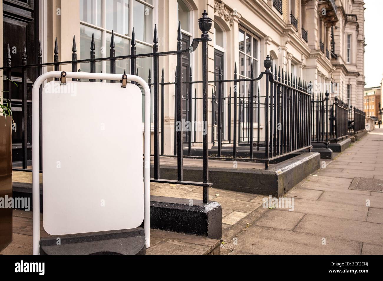 Cartello vuoto all'esterno degli edifici adibiti a uffici nel centro di Londra con spazio per il testo in copia Foto Stock
