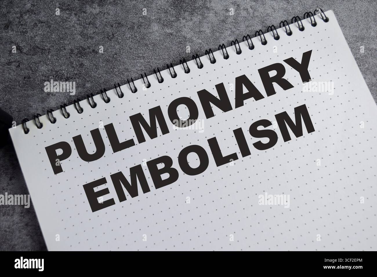 Concetto di embolia polmonare scrivere su libro isolato su tavolo di legno. Foto Stock