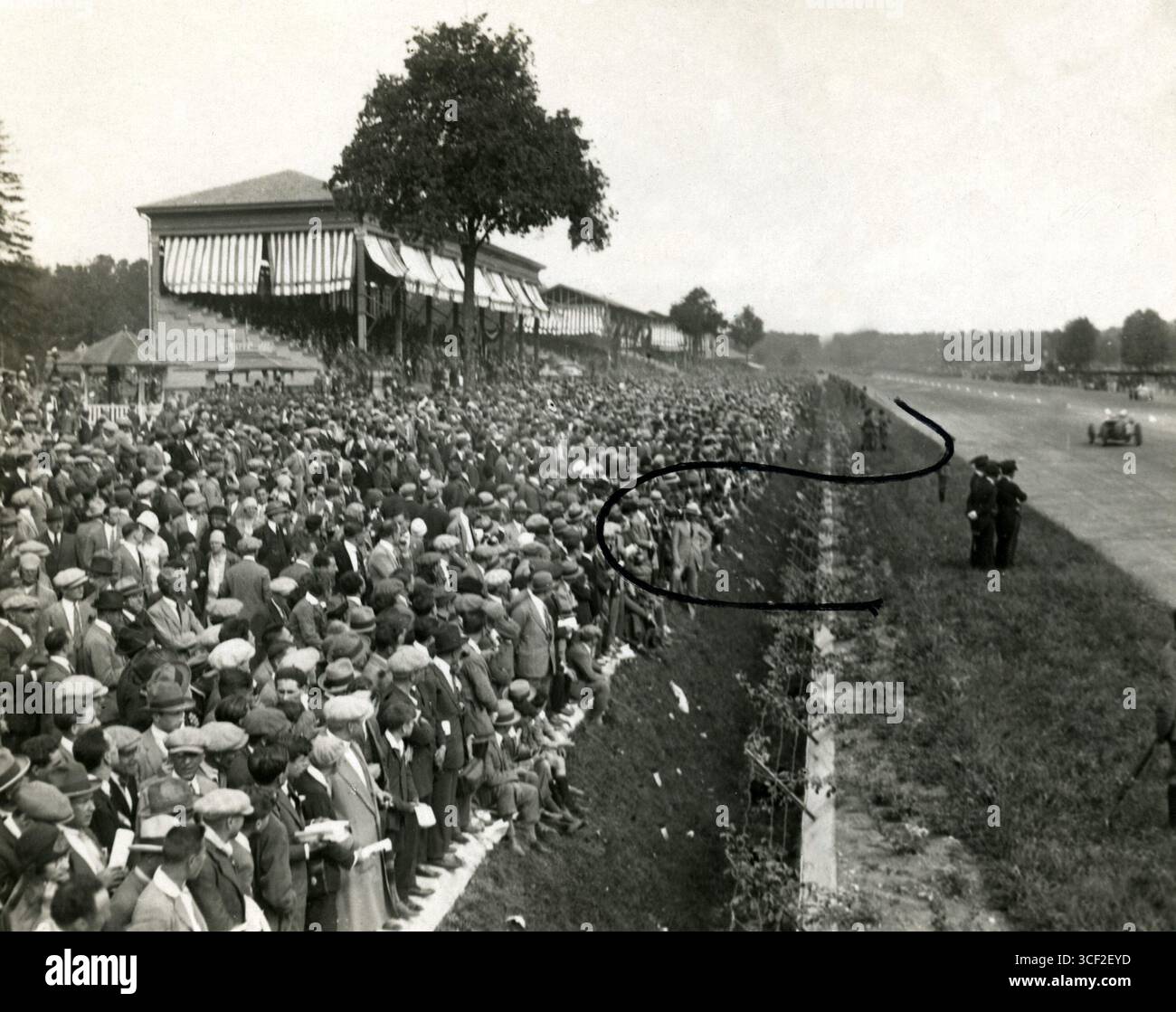 Nel 1928, il pilota italiano Emilio Materassi si è schiantato contro la folla all'autodromo di Monza, causando 23 morti e molti feriti. L'incidente si è verificato all'autodromo Nazionale di Monza in Italia. Foto Stock