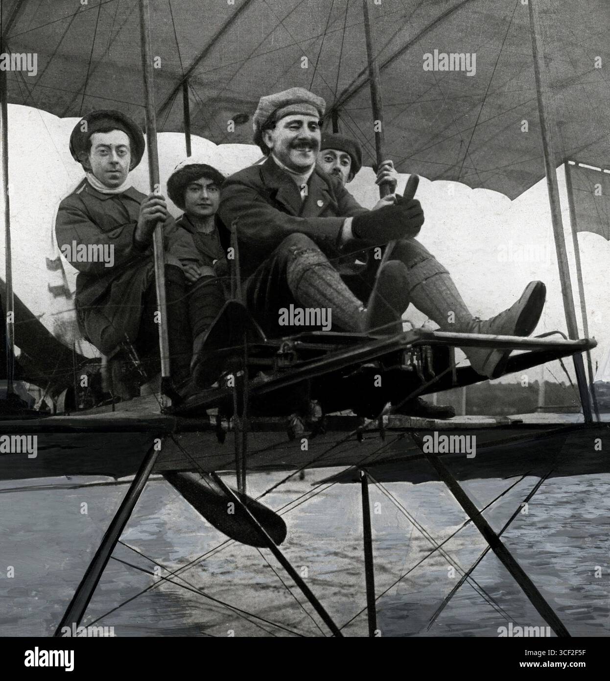 Il progettista di aerei olandese Marinus van Meel (1880-1958) è visto sorridere mentre pilotava un aereo aperto a Soesterberg nel 1911, accompagnato da due donne e un uomo. Foto Stock