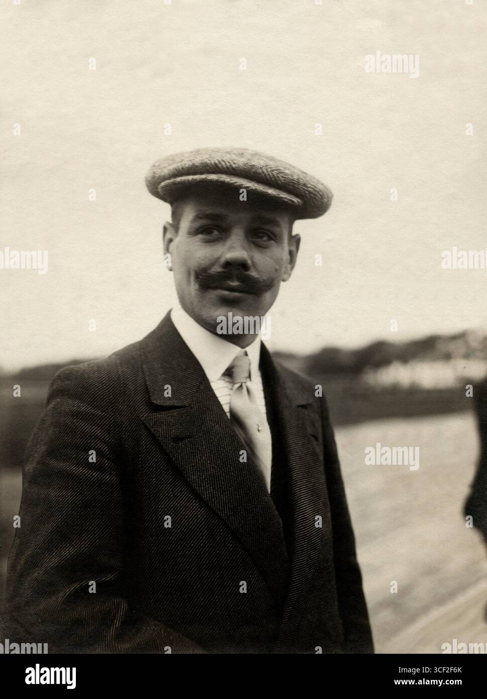 Una foto del 1910 di Jan Olieslagers, motociclista e ciclista belga, pioniere dell'aviazione, che partecipa con il suo aereo Blériot alla Amsterdam Flying Week. Foto Stock