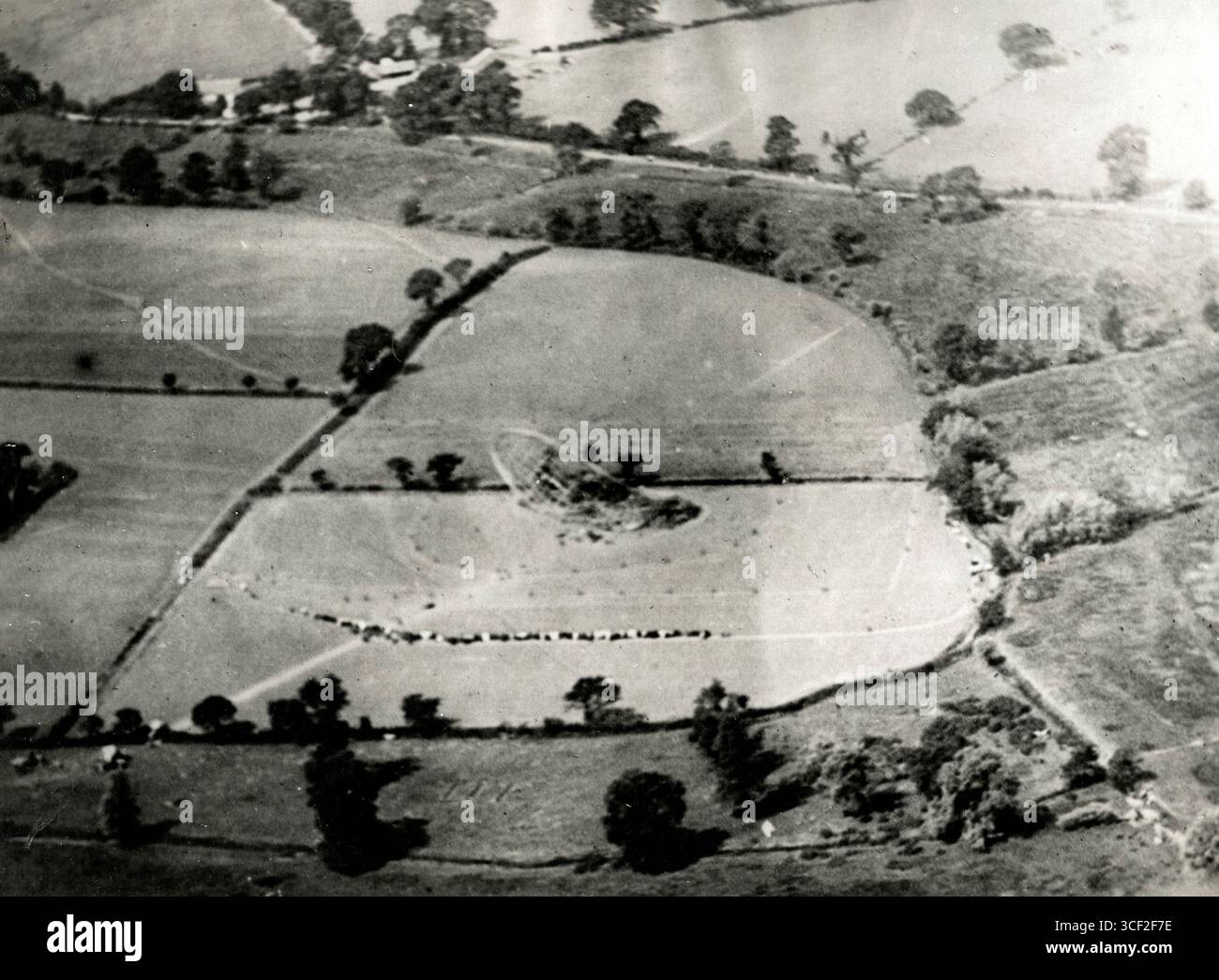 Questa fotografia aerea del 1917 mostra i resti di uno Zeppelin tedesco, abbattuto sull'Inghilterra durante la prima guerra mondiale. L'immagine cattura il relitto del grande dirigibile, un simbolo significativo della guerra aerea dei primi anni del XX secolo. Foto Stock