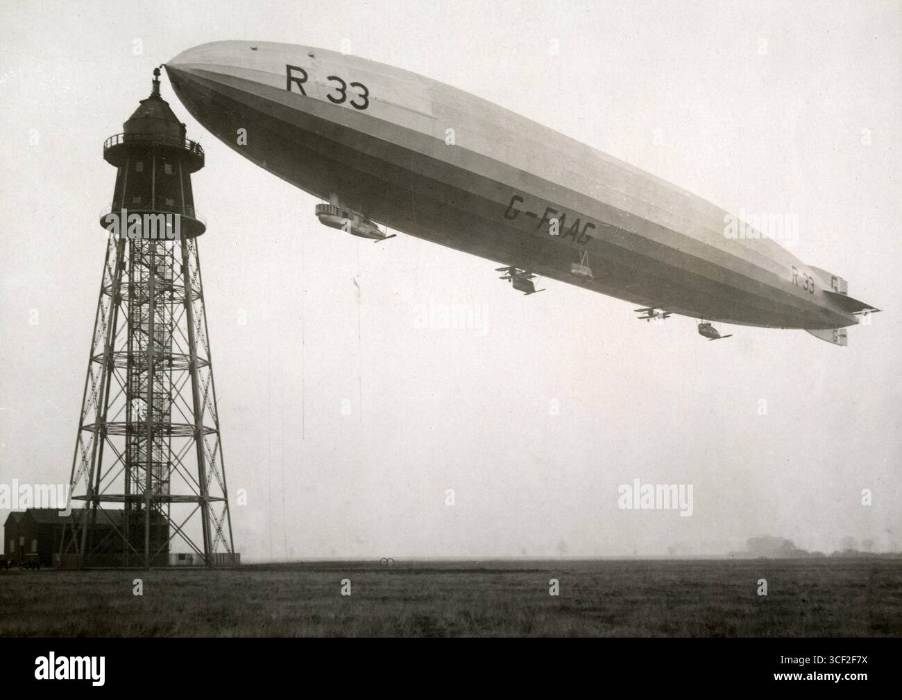 Il dirigibile britannico R 33, registrato G-FAAG, è visto al suo albero di ormeggio a Cardington, in Inghilterra. Il dirigibile è stato coinvolto in operazioni di test per il lancio e il recupero di aerei da caccia. Questa operazione risale a prima del 1925. Foto Stock