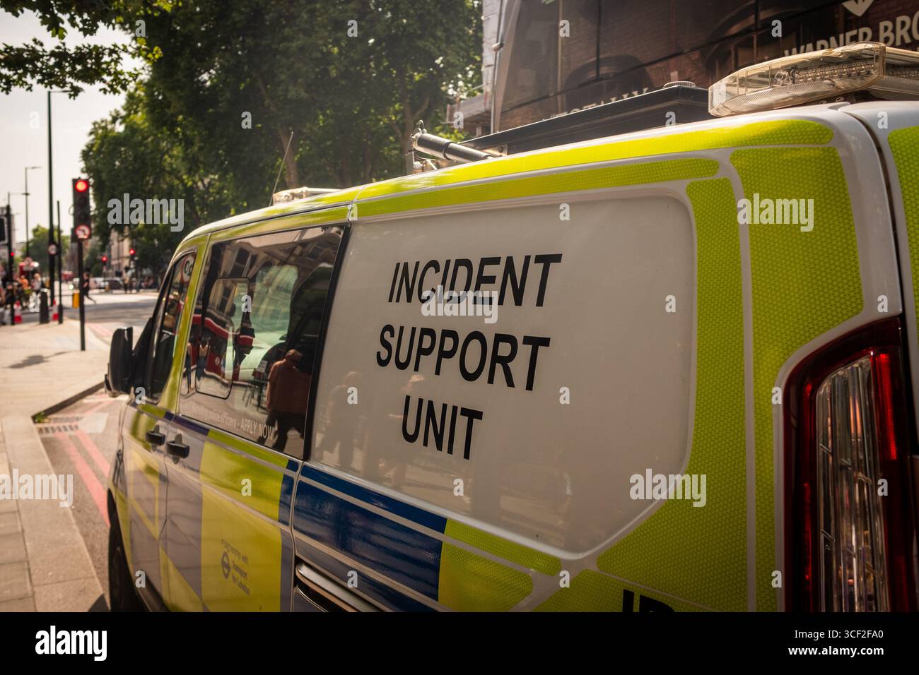 LONDRA - 6 AGOSTO 2025: London Metropolitan Police Incident Support Unit Vehicle nel centro di Londra Foto Stock