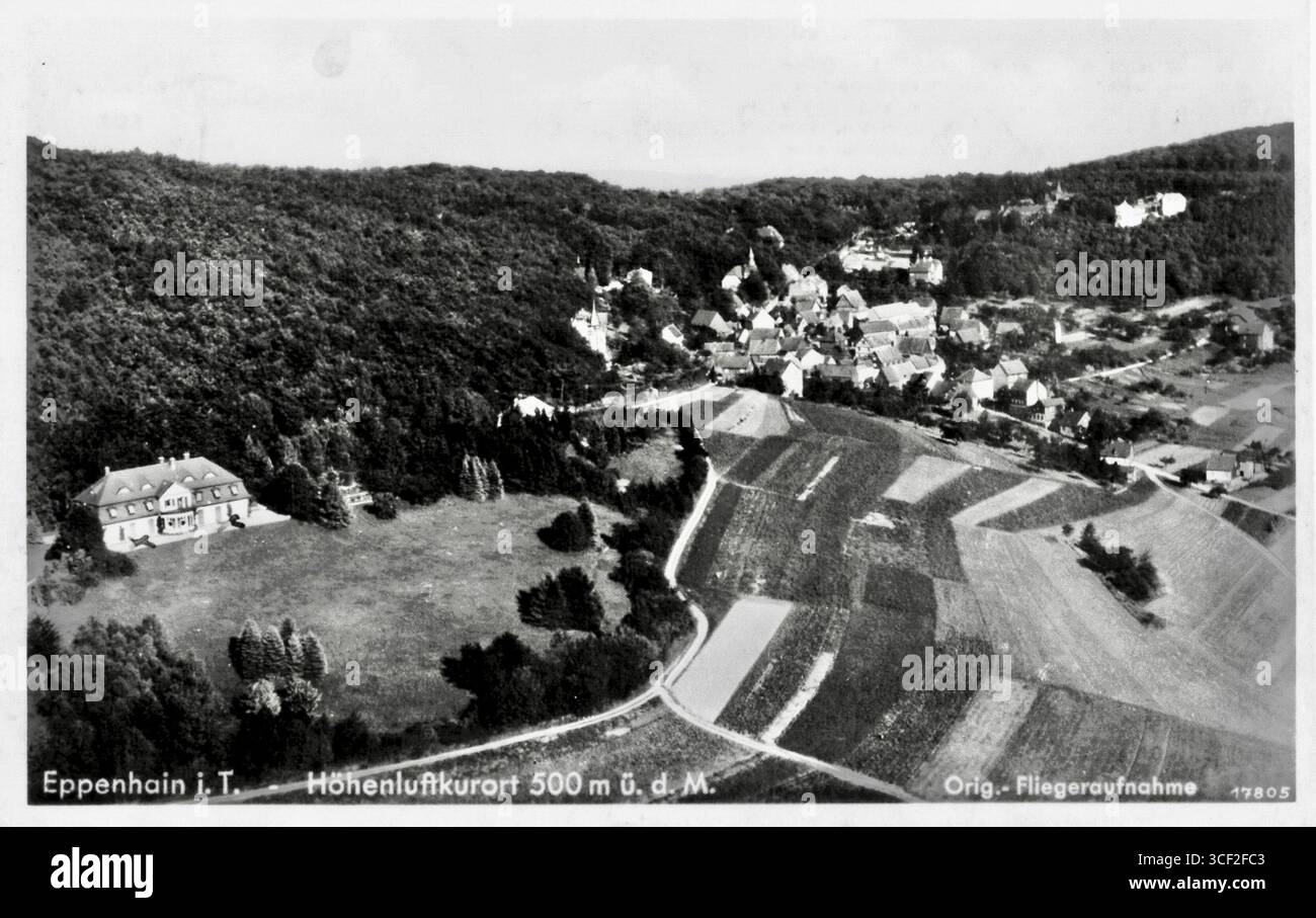 Fotografia aerea di Eppenhain a Taunus, scattata intorno al 1935. L'immagine cattura il villaggio e la sua bellezza naturale circostante, mostrando la sua posizione tra tre montagne. Foto Stock