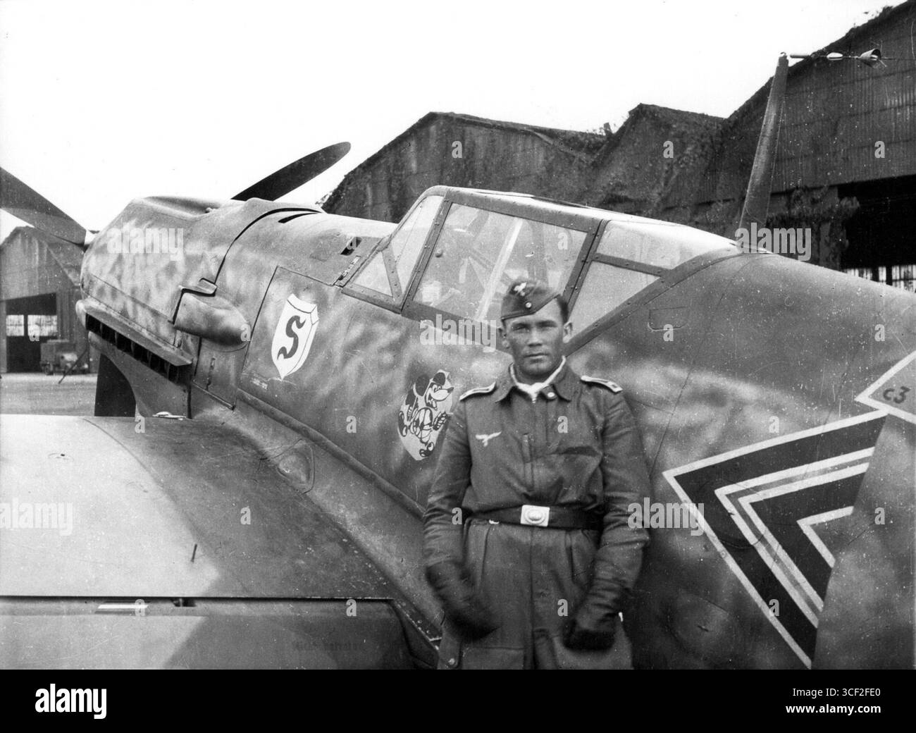 FW. Albert Brunner vor Bf 109 e-4 des Gruppenkommandeurs der III./JG 26 'Schlageter' Major. Adolf Galland, foto vermutl. A Döberitz/Brandeburgo, Sommer 1940. Foto Stock