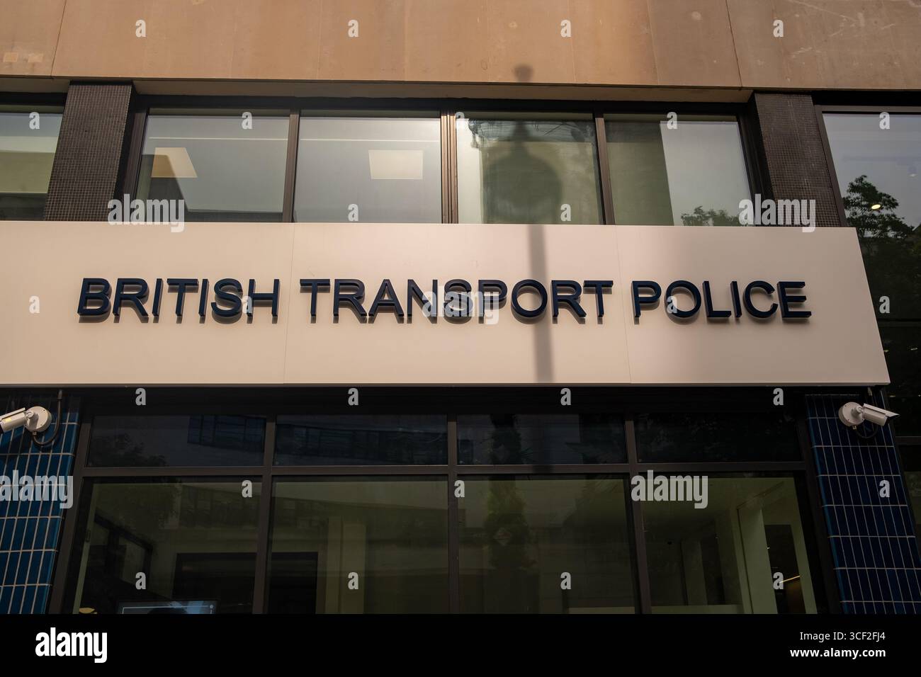 LONDRA - 13 AGOSTO 2025: Sede centrale della British Transport Police su Buckingham Palace Road, Victoria SW1 - Ufficio del governo britannico Foto Stock