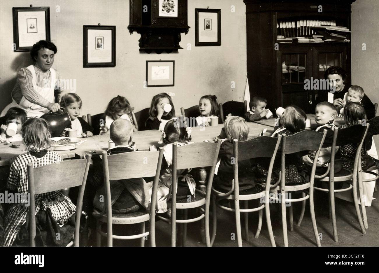 Questa fotografia del 1915 mostra i bambini seduti a un tavolo in un orfanotrofio tedesco per bambini orfani dalla prima guerra mondiale. L'immagine riflette le difficoltà di guerra vissute dai bambini. Foto Stock