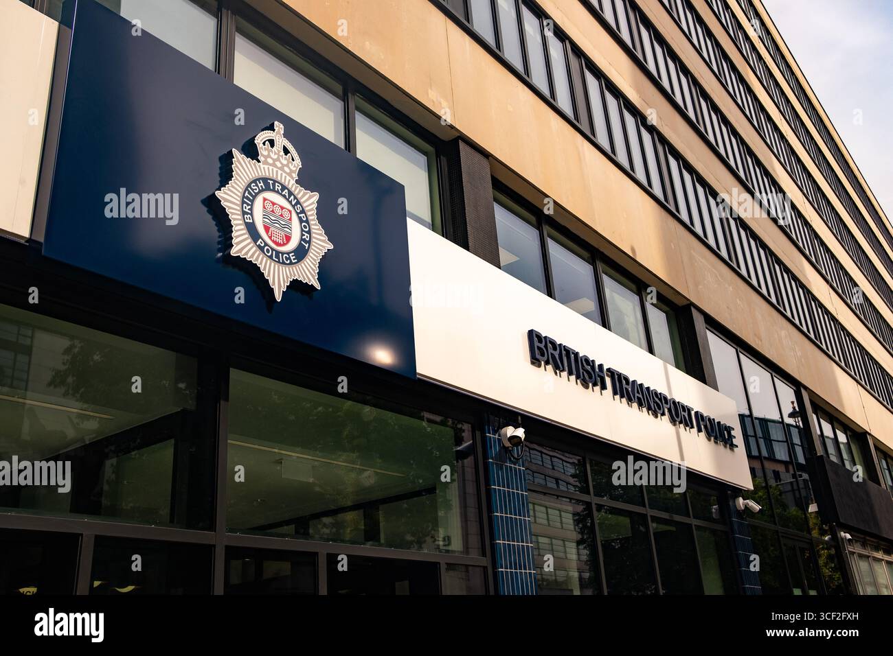 LONDRA - 13 AGOSTO 2025: Sede centrale della British Transport Police su Buckingham Palace Road, Victoria SW1 - Ufficio del governo britannico Foto Stock
