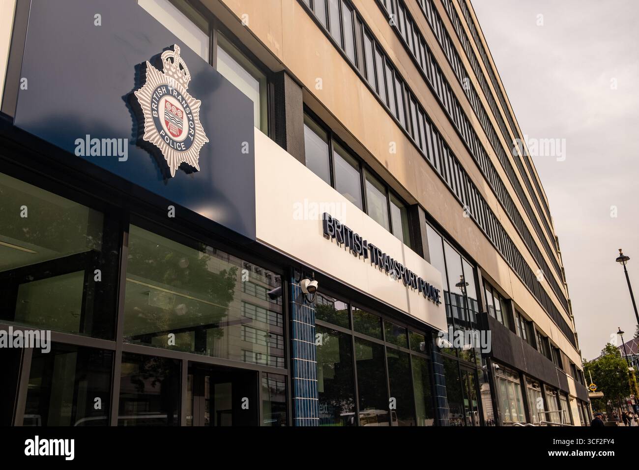 LONDRA - 13 AGOSTO 2025: Sede centrale della British Transport Police su Buckingham Palace Road, Victoria SW1 - Ufficio del governo britannico Foto Stock