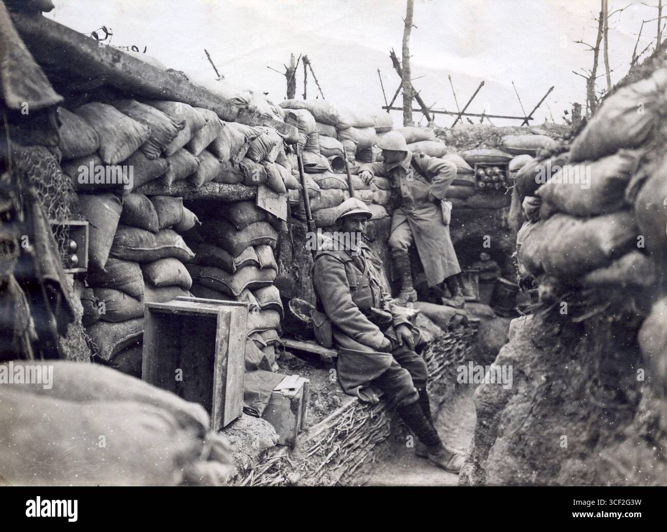 Questa immagine mostra i soldati francesi nelle trincee sul fronte occidentale durante la battaglia della Marna, in Francia, nella prima guerra mondiale. La foto illustra le dure realtà della guerra in questo periodo. Foto Stock