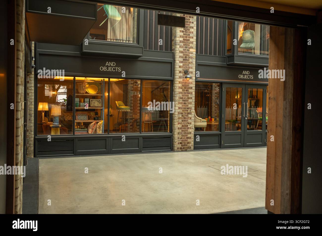 LONDRA - 13 AGOSTO 2025: Interno di Newsons Yard in Pimlico Road a Belgravia, Chelsea. Centro di design e ristorante Foto Stock
