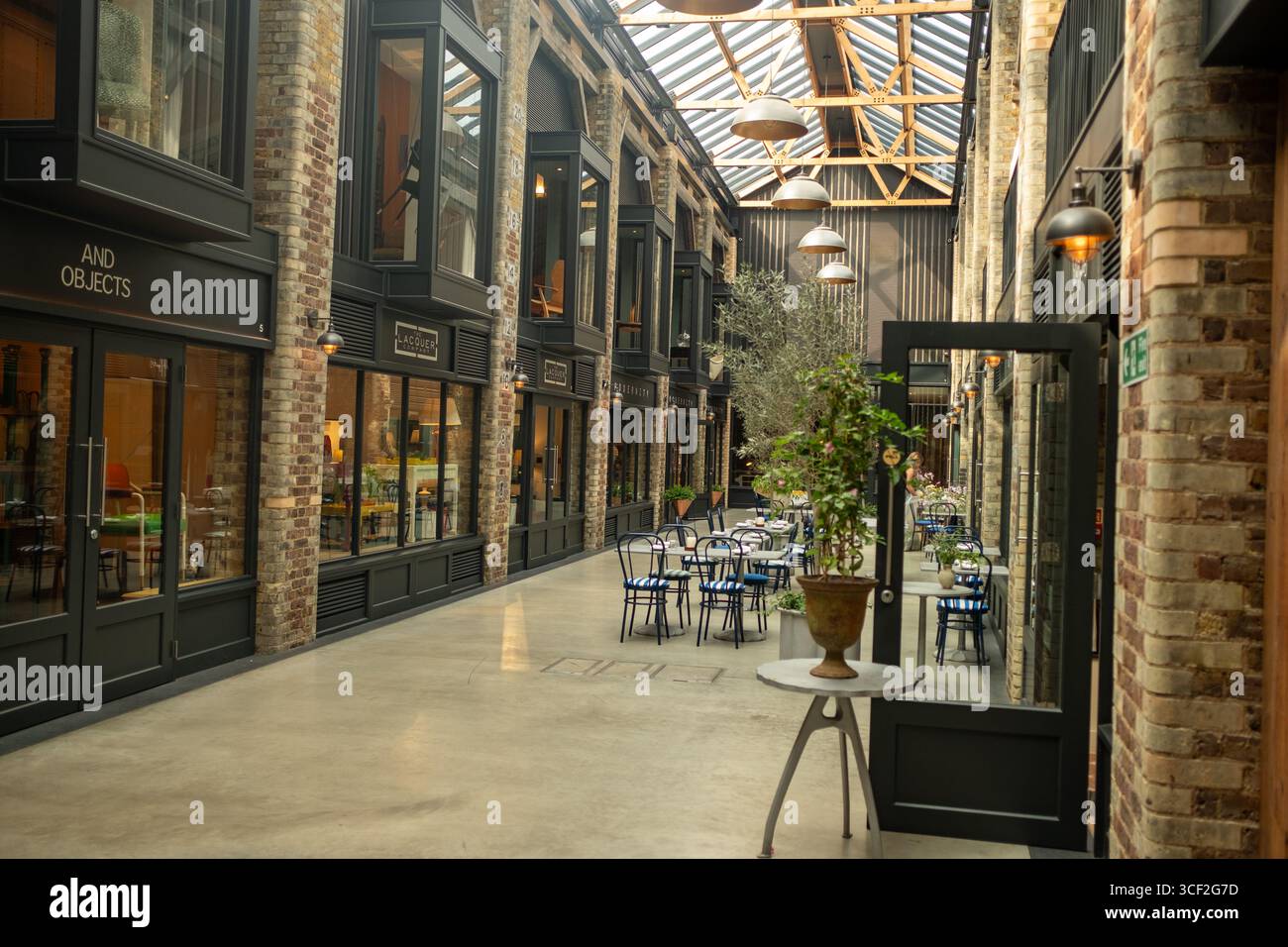LONDRA - 13 AGOSTO 2025: Interno di Newsons Yard in Pimlico Road a Belgravia, Chelsea. Centro di design e ristorante Foto Stock