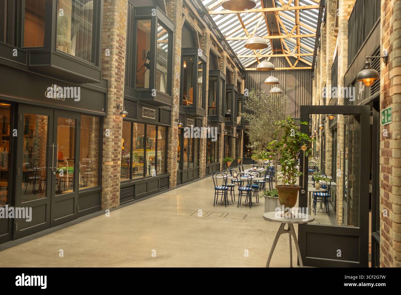 LONDRA - 13 AGOSTO 2025: Interno di Newsons Yard in Pimlico Road a Belgravia, Chelsea. Centro di design e ristorante Foto Stock