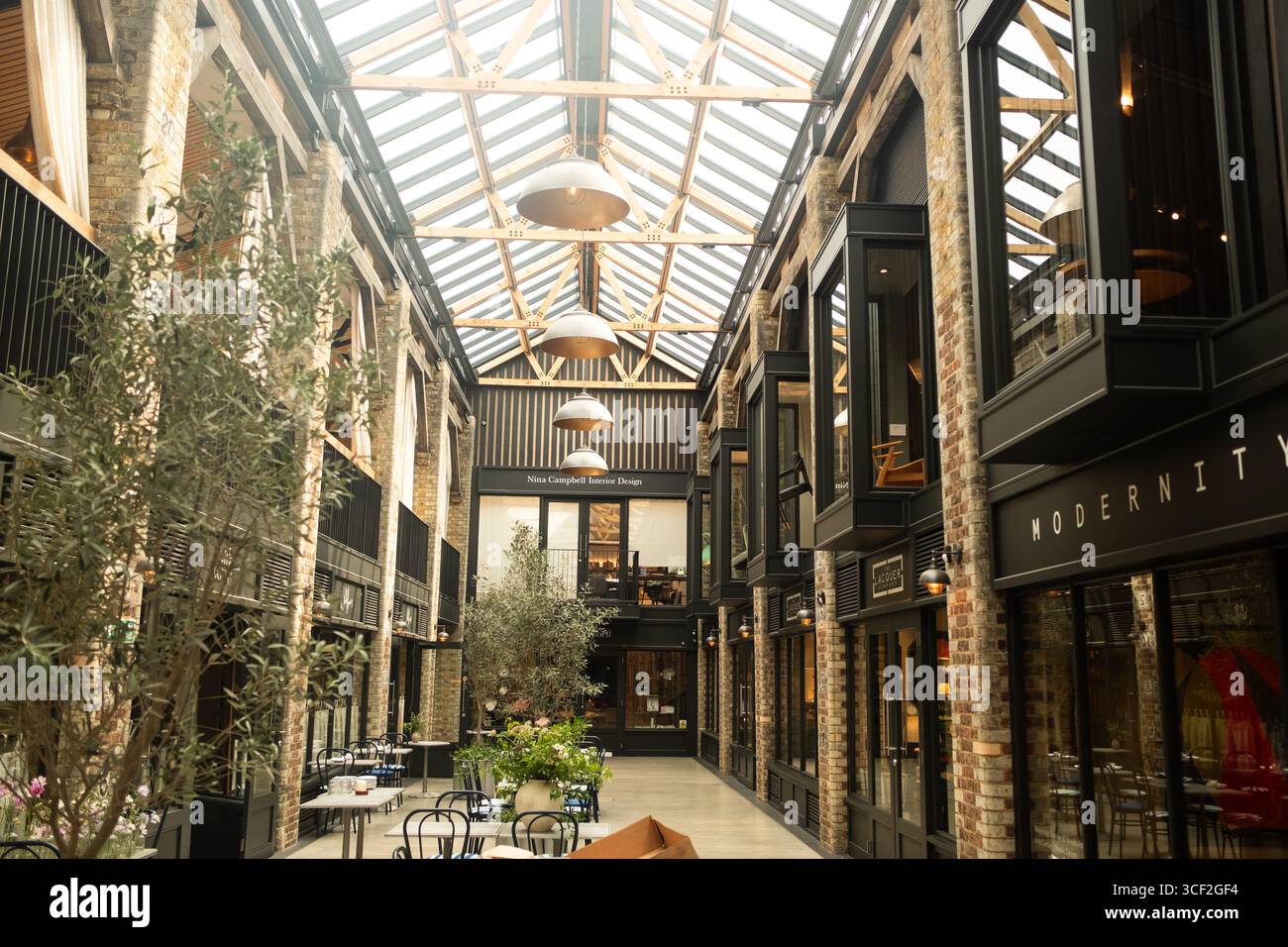 LONDRA - 13 AGOSTO 2025: Newsons Yard su Pimlico Road a Belgravia, Chelsea. Centro di design e ristorante Foto Stock