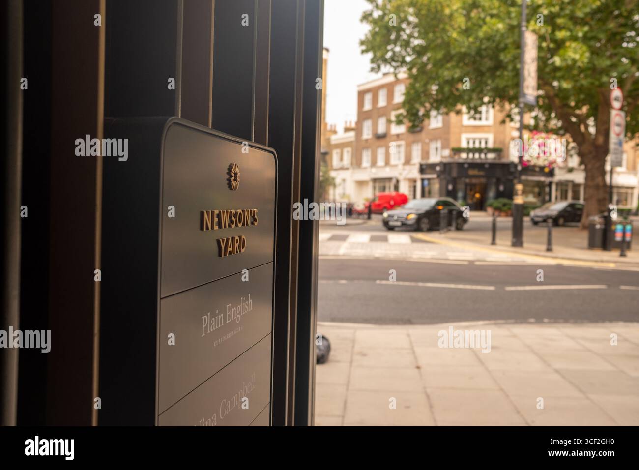 LONDRA - 13 AGOSTO 2025: Newsons Yard su Pimlico Road a Belgravia, Chelsea. Centro di design e ristorante Foto Stock