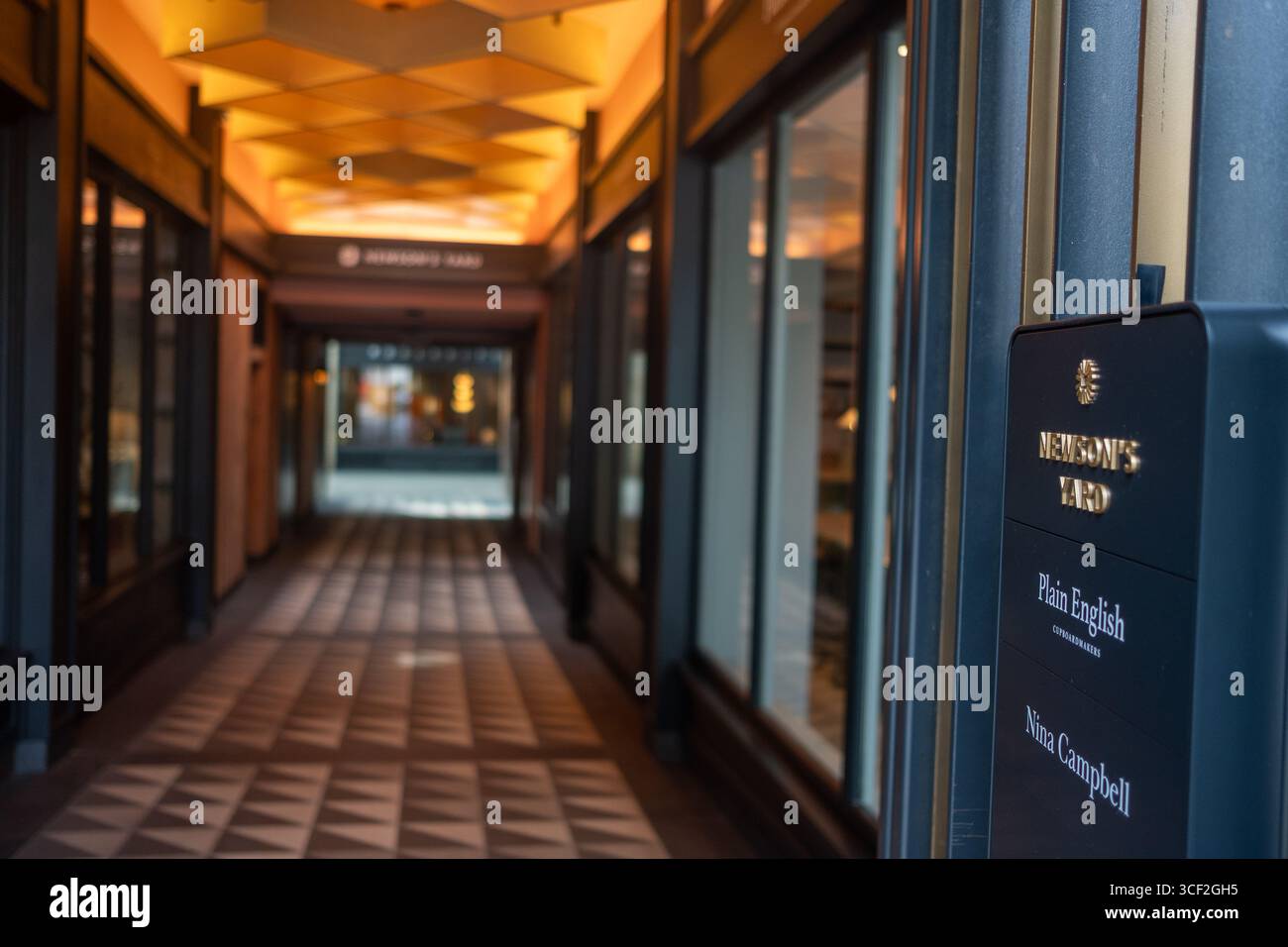 LONDRA - 13 AGOSTO 2025: Newsons Yard su Pimlico Road a Belgravia, Chelsea. Centro di design e ristorante Foto Stock
