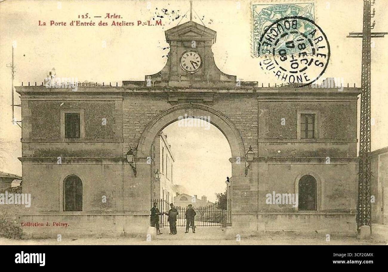 Fotografia scattata ad Arles nel 1903, che mostra l'ingresso alle officine della società ferroviaria PLM (Parigi-Lione-Méditerranée). Il fotografo è anonimo. Foto Stock
