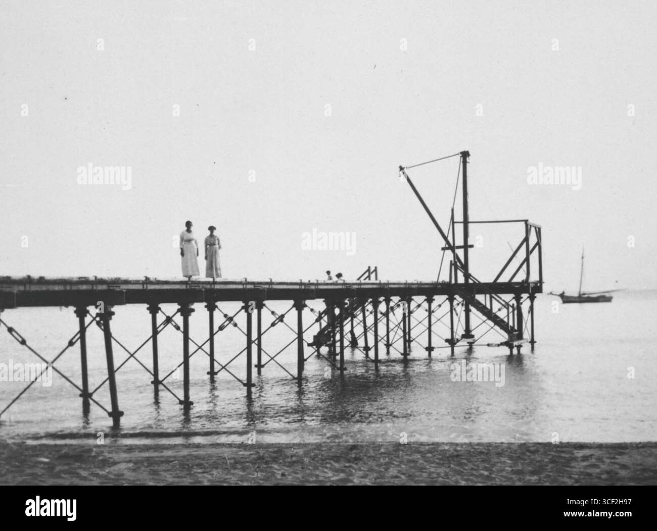 La foto mostra un molo, fotografato tra il 1915 e il 1921. L'immagine cattura la struttura comunemente utilizzata per le operazioni di attracco e spedizione nelle aree costiere. Foto Stock