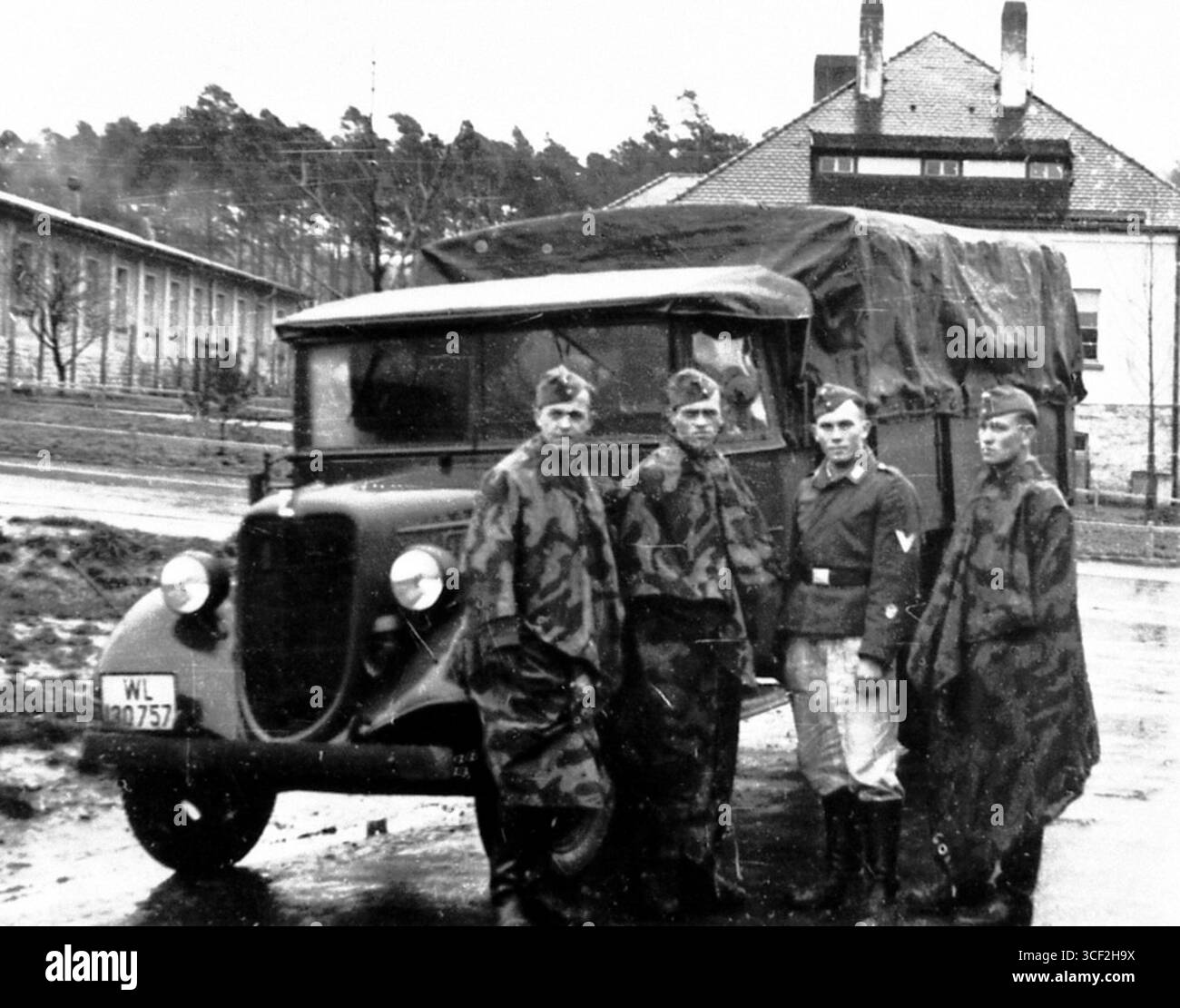 Una foto di Albert Brunner (il secondo da destra), ufficiale della Luftwaffe, probabilmente scattata a Brandeburgo-Briest nel 1940. Questa immagine cattura un momento durante le prime fasi della seconda guerra mondiale Foto Stock