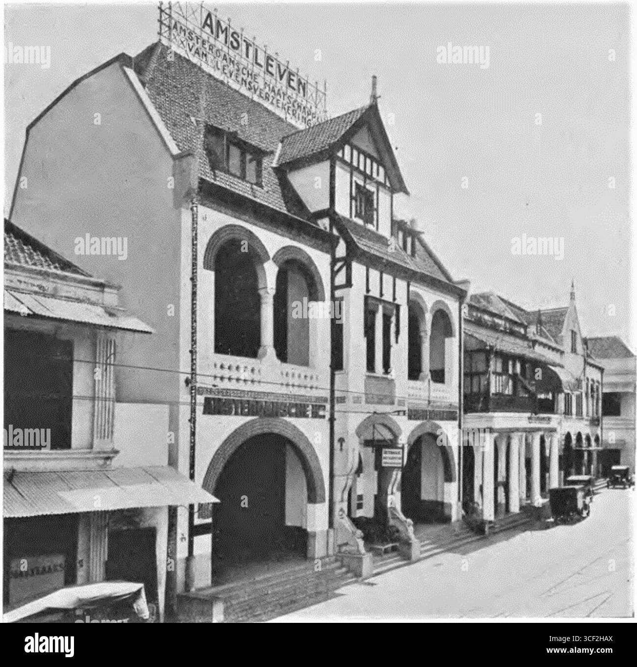 L'edificio di Amstleven a Soerabaja intorno al 1939, catturato in questa fotografia storica. Foto Stock