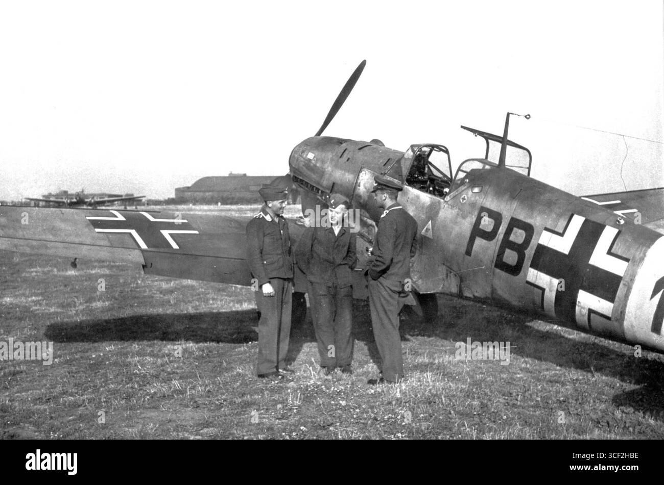 Albert Brunner (li.) mit Kameraden vor Messerschmitt Bf 109 D, vermutl. In Brandeburgo-Briest, Fluglehrerschule d. Luftwaffe, 1940. Foto Stock