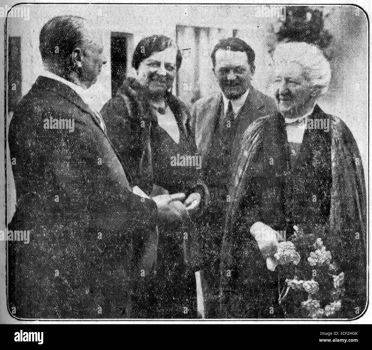 Il 22 settembre 1928, la pittrice olandese Arina Hugenholtz è stata onorata a Laren per il suo 80 ° compleanno da amici, colleghi e dignitari locali, tra cui il sindaco di Laren, Jhr. H. L. M. van Nispen van Sevenaer. La celebrazione ha riconosciuto il suo contributo alle arti Foto Stock