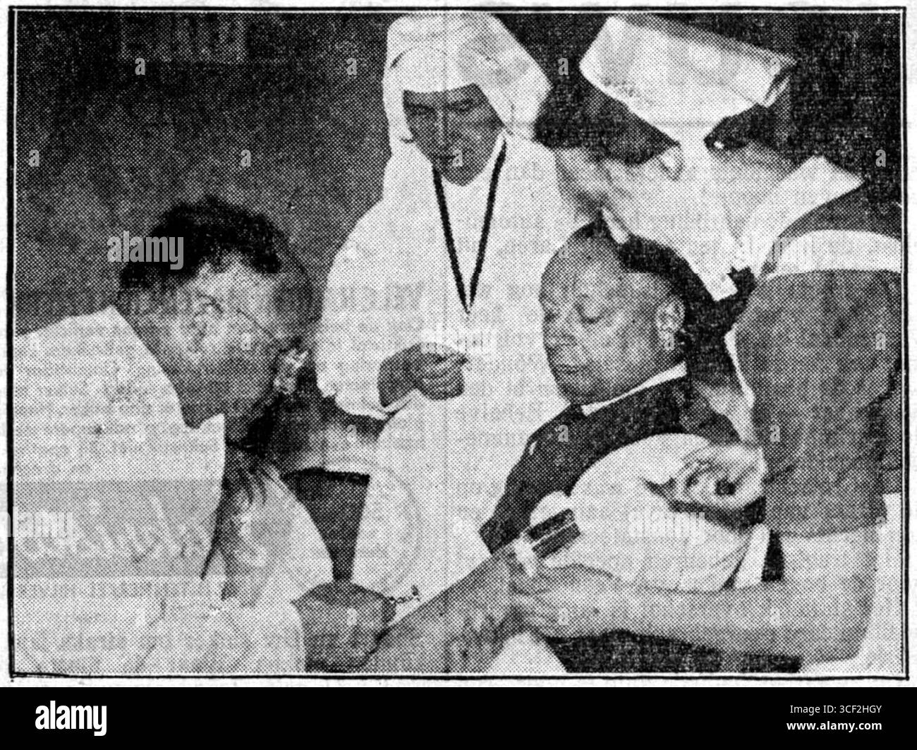 L'8 maggio 1940, Jhr. H. L. M. van Nispen van Sevenaer di Laren è stato riconosciuto per il suo contributo come donatore di sangue al servizio di trasfusione di sangue durante un periodo critico della storia. Foto Stock