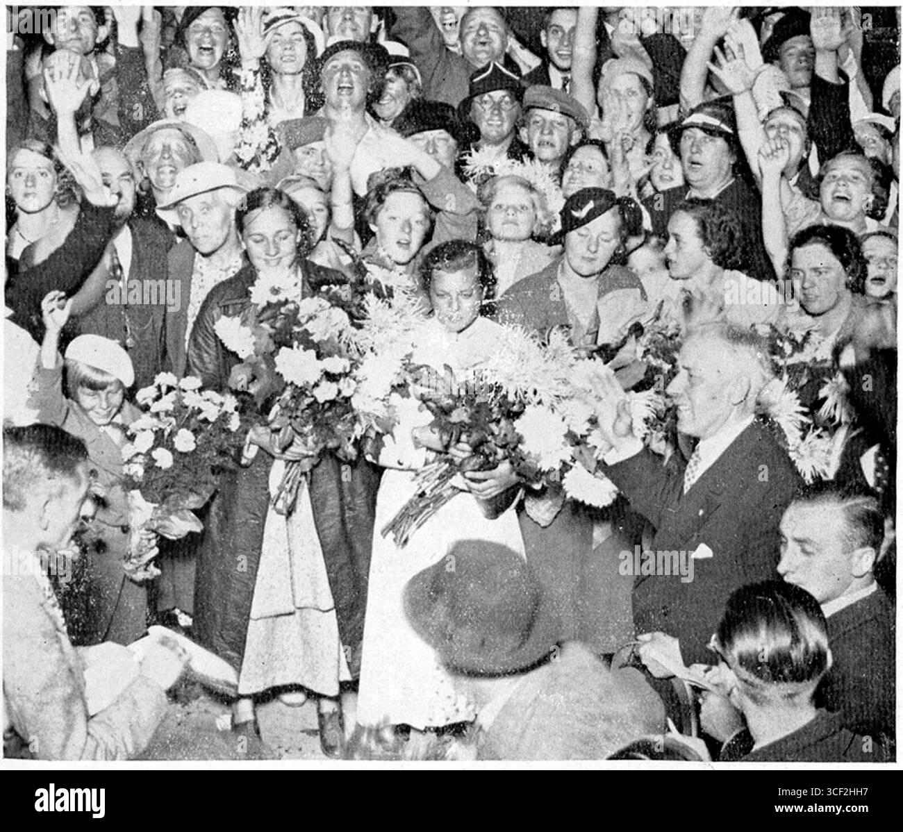 I nuotatori olandesi Annie Timmermans, Willy den Ouden, Puck Oversloot, Rie Mastenbroek e Truus Klapwijk sono stati accolti calorosamente alla stazione di Rotterdam D.P. al ritorno da Magdeburgo nel 1934 dopo la loro competizione di successo. Foto Stock