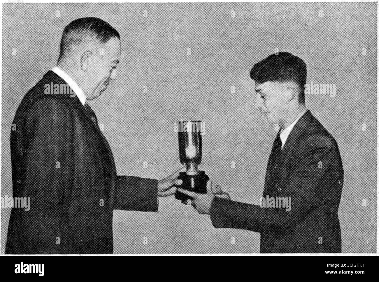 Nel dicembre 1949, Cornelis Kolff ha presentato il trofeo KNVvL a Pierre Malotaux. Questo evento ha riconosciuto i successi di Malotaux nel campo dell'aviazione e ha segnato un momento importante nella storia degli alianti olandesi. Foto Stock