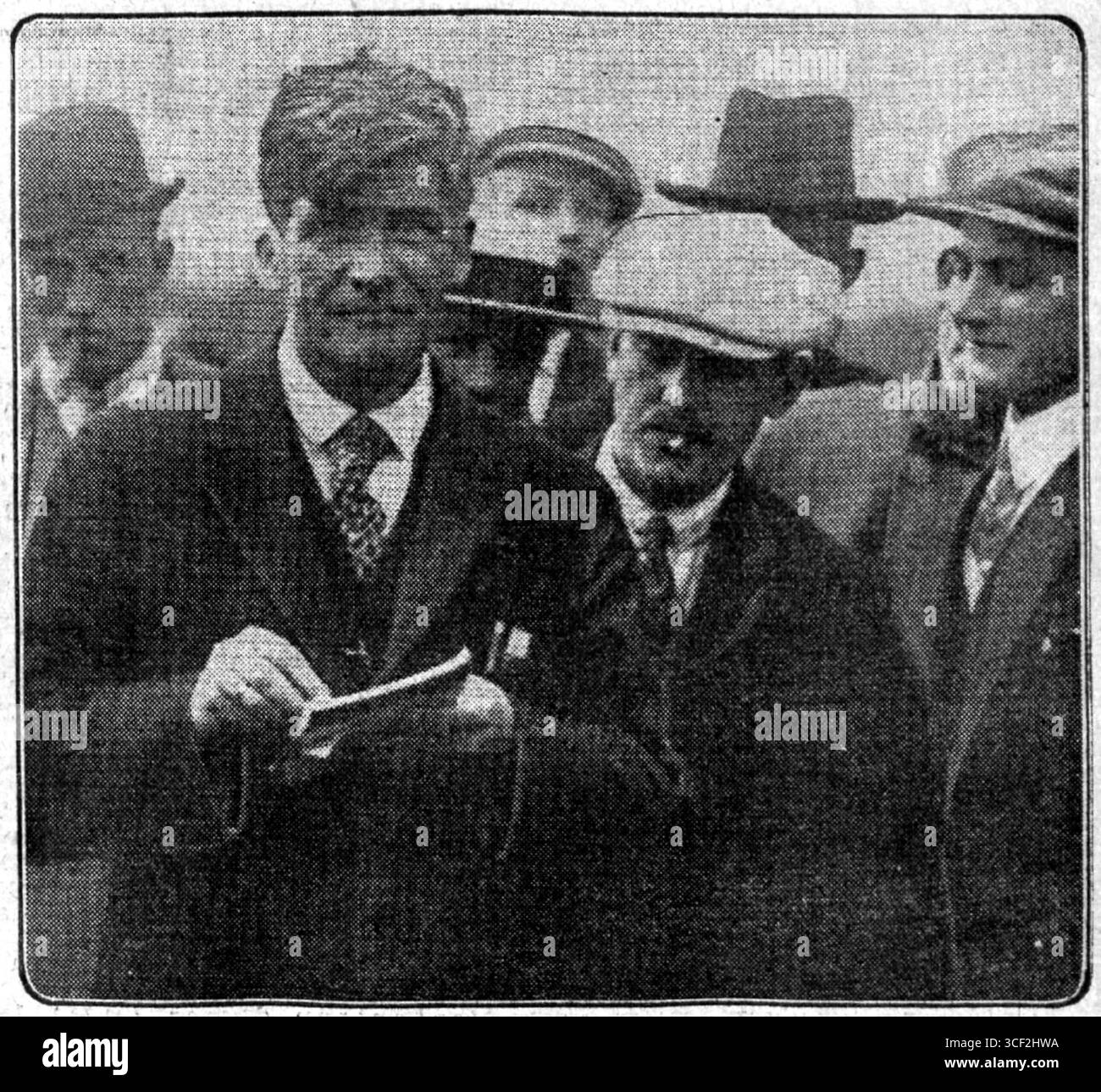 Fotografia di J.G. Jordens al lavoro durante una corsa di cavalli il 12 maggio 1929. Scattato da un fotografo sconosciuto proveniente dal cliché Nederlandse Fabriek Pax, Amsterdam. L'immagine cattura le giordane impegnate in attività legate all'evento di gara. Foto Stock