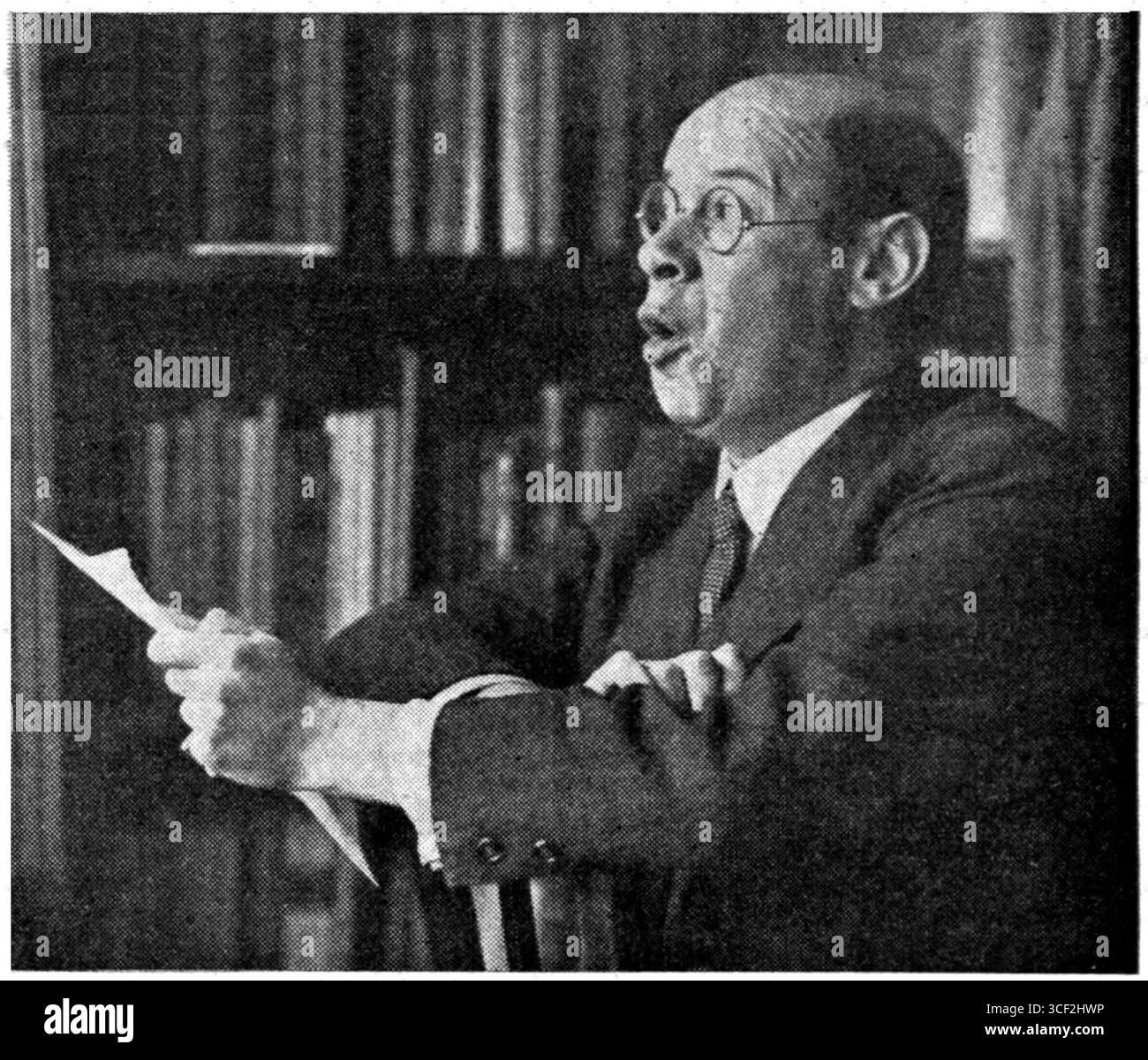 Una fotografia del 1935 mostra Josef Cohen che pratica recitazione poetica per conferenze ed eventi di lingua pubblica, riflettendo il suo impegno nelle attività culturali. Foto Stock