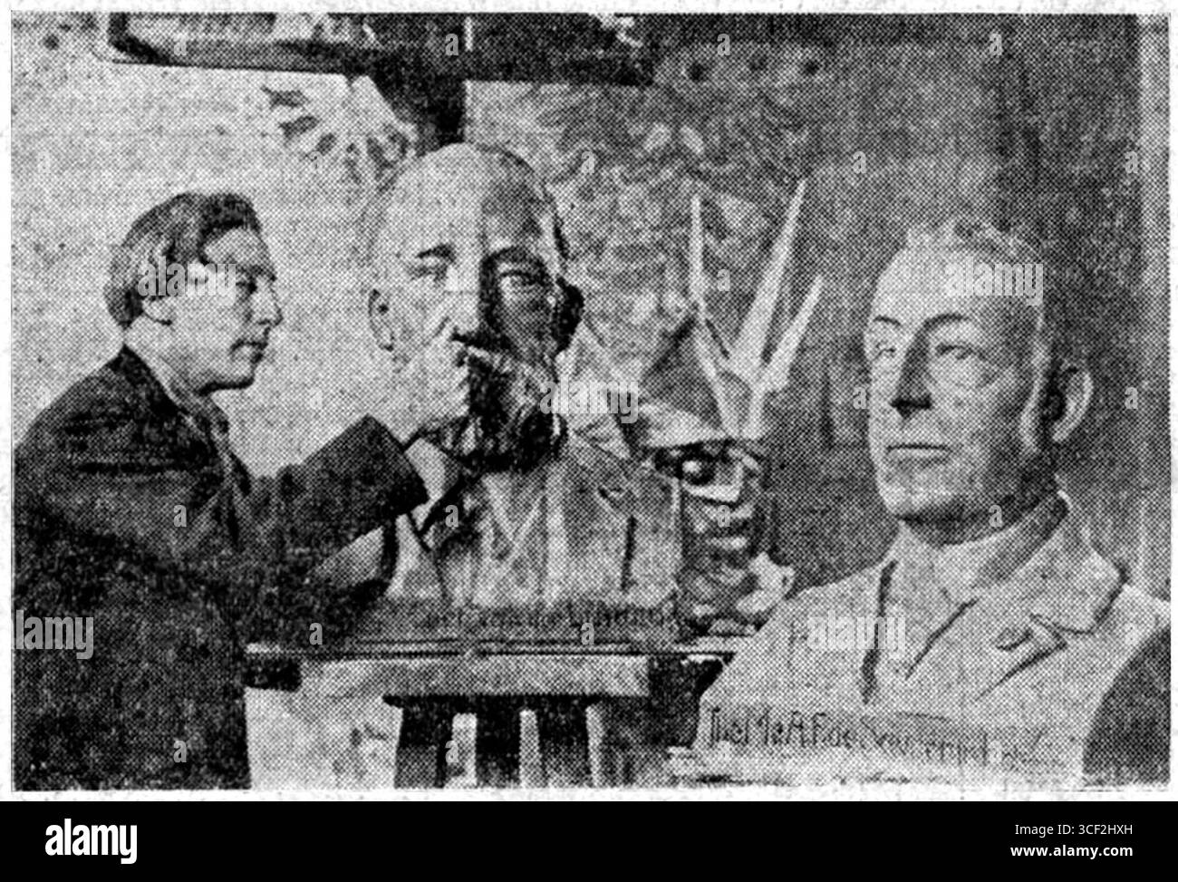Nel 1925, lo scultore Cris Agterberg è visto lavorare nel suo studio, scolpire un busto dell'ex primo ministro olandese Cort van der Linden. Foto Stock