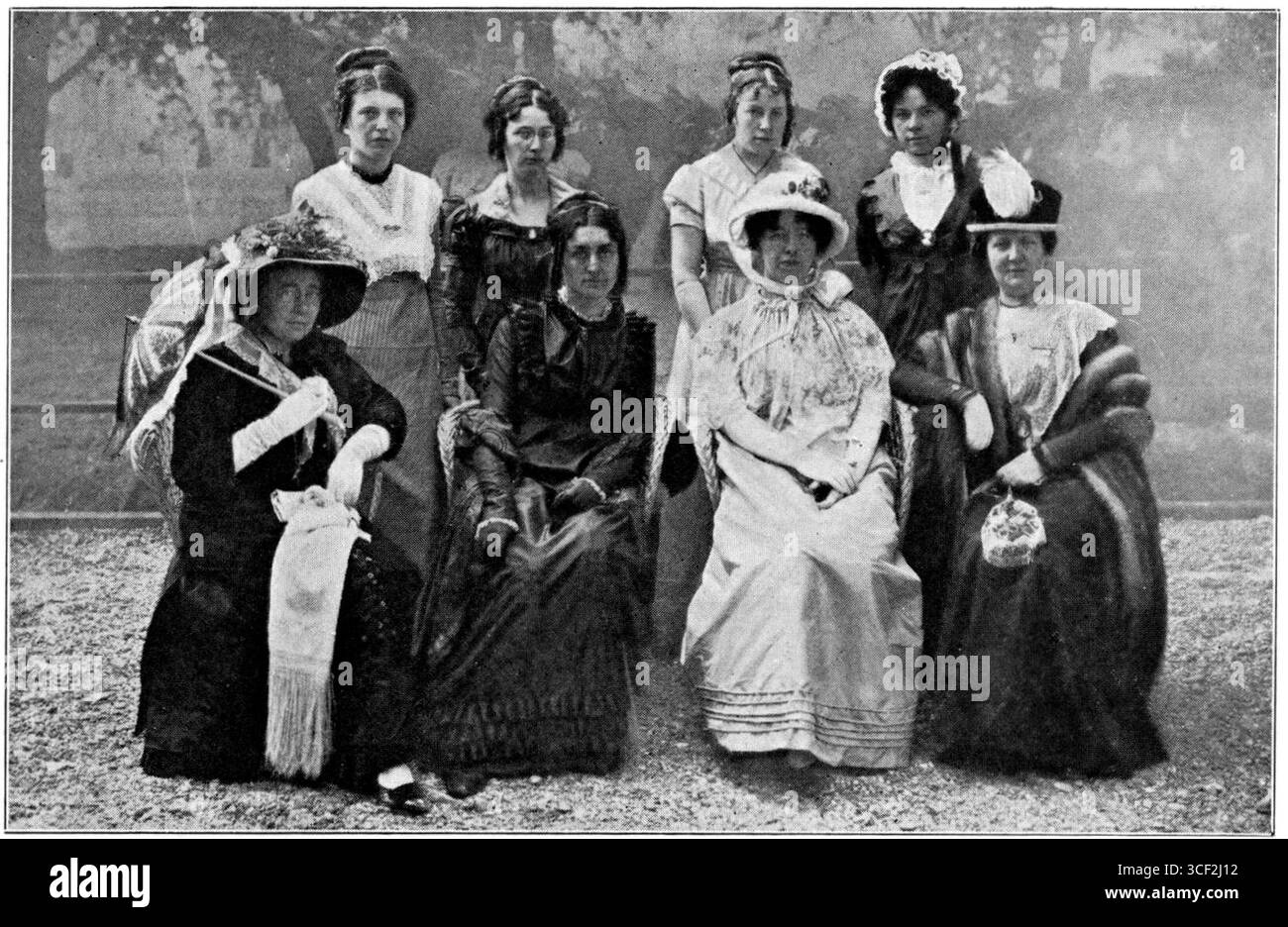 I membri del comitato storico hanno indossato 1813 costumi per l'evento De Vrouw, fotografato nel 1913. Fotografi: Overvoorde-Gordon, J. (coautore). Foto Stock