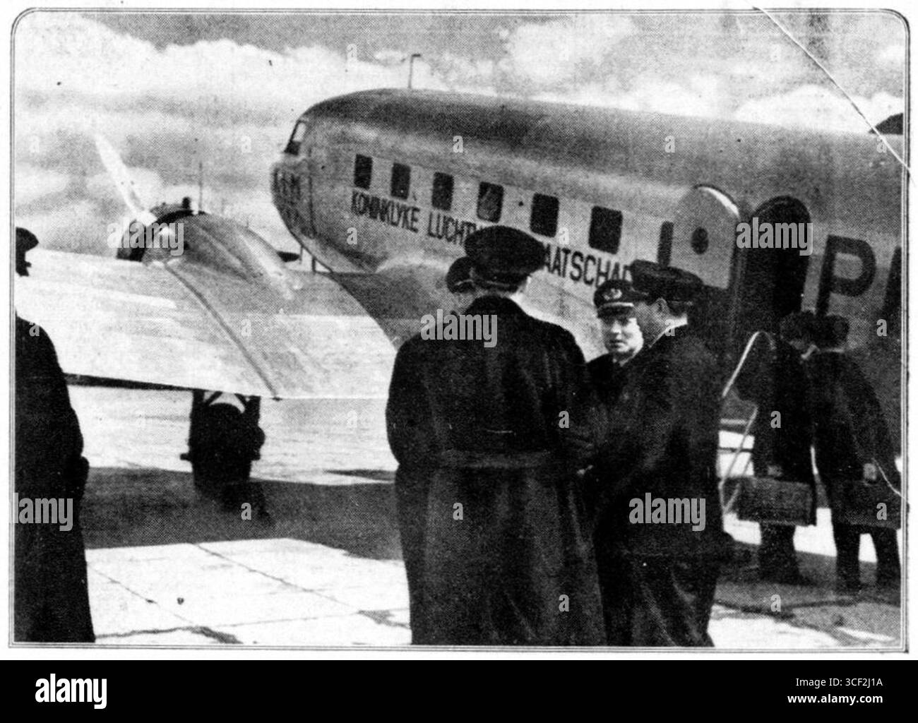Una fotografia del 16 aprile 1935, che mostra un nuovo aereo K.L.M. acclimatato al suo ambiente. Questo segna un passo avanti nell'evoluzione dell'aviazione e nell'espansione di K.L.M., la compagnia aerea olandese. Foto Stock