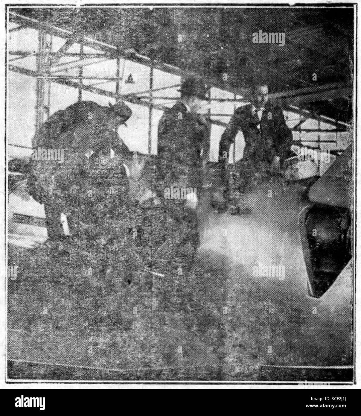 Nel 1934, il servizio di ricerca aeronautica olandese ha condotto studi dettagliati sul Panderjager e sull'Uiver prima della loro partenza per Mildenhall. L'immagine mostra ricercatori e funzionari, tra cui il Jr. Van der Maas, che ispezionano l'aereo. Foto Stock