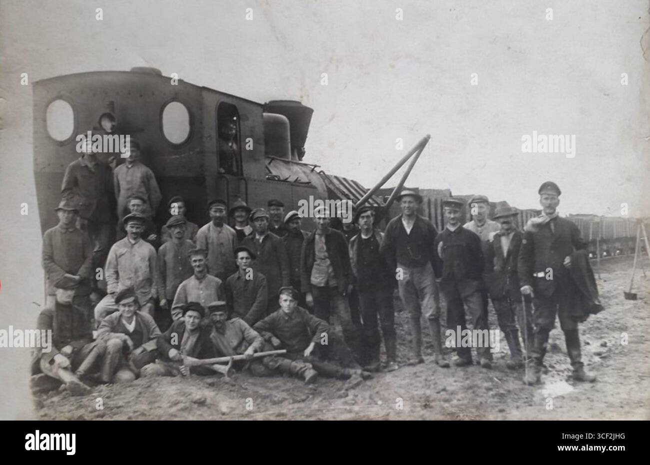 Una fotografia del 1925 circa di una ferrovia da costruzione con scartamento di 750-900 mm, con una locomotiva a vapore Henschel, tipo Helfmann, del peso di circa 20 tonnellate e della produzione di 160 cavalli, utilizzata per i lavori di costruzione. Foto Stock