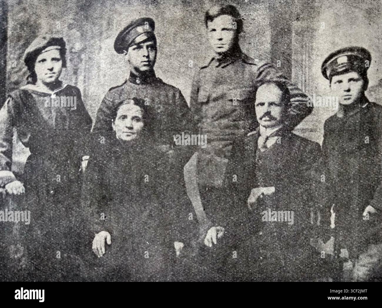 Questa fotografia del 1917 cattura la famiglia di Hristo Smirnenski durante l'inizio del XX secolo. Smirnenski fu una figura di spicco nella cultura e nella storia bulgara. Foto Stock