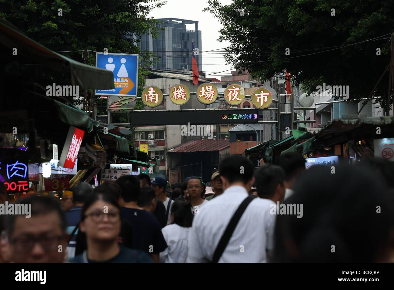 TAIPEI, TAIWAN. 1° GIUGNO 2025. I visitatori affollano il vivace mercato notturno di Nanjichang, esplorando bancarelle di Street food e vivaci venditori in serata Foto Stock
