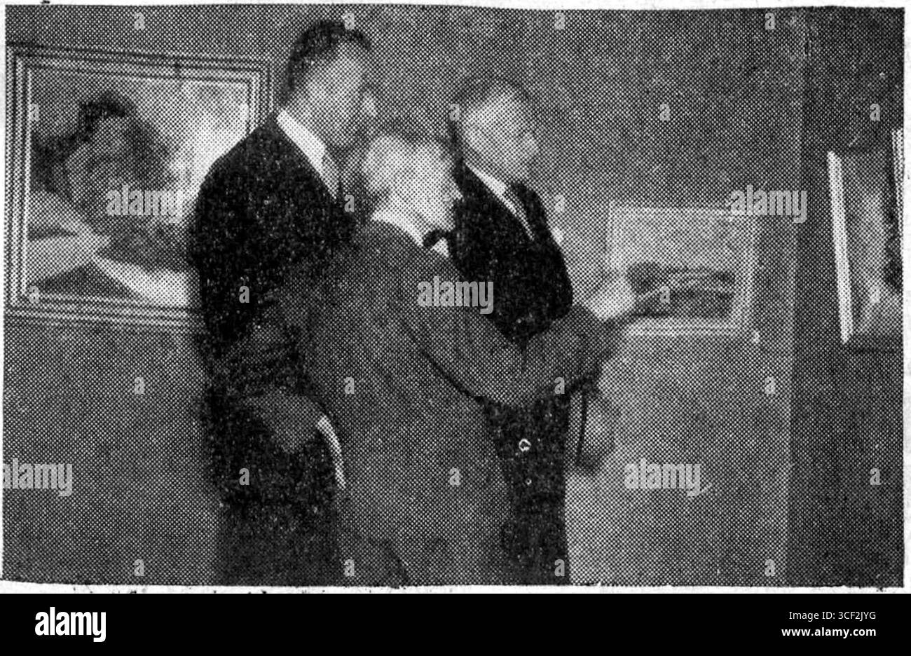 Il pittore olandese Folkert Haanstra è esposto in una mostra dei dipinti della principessa Guglielmina nel 1949, coinvolgendo le opere d'arte in mostra. Foto Stock