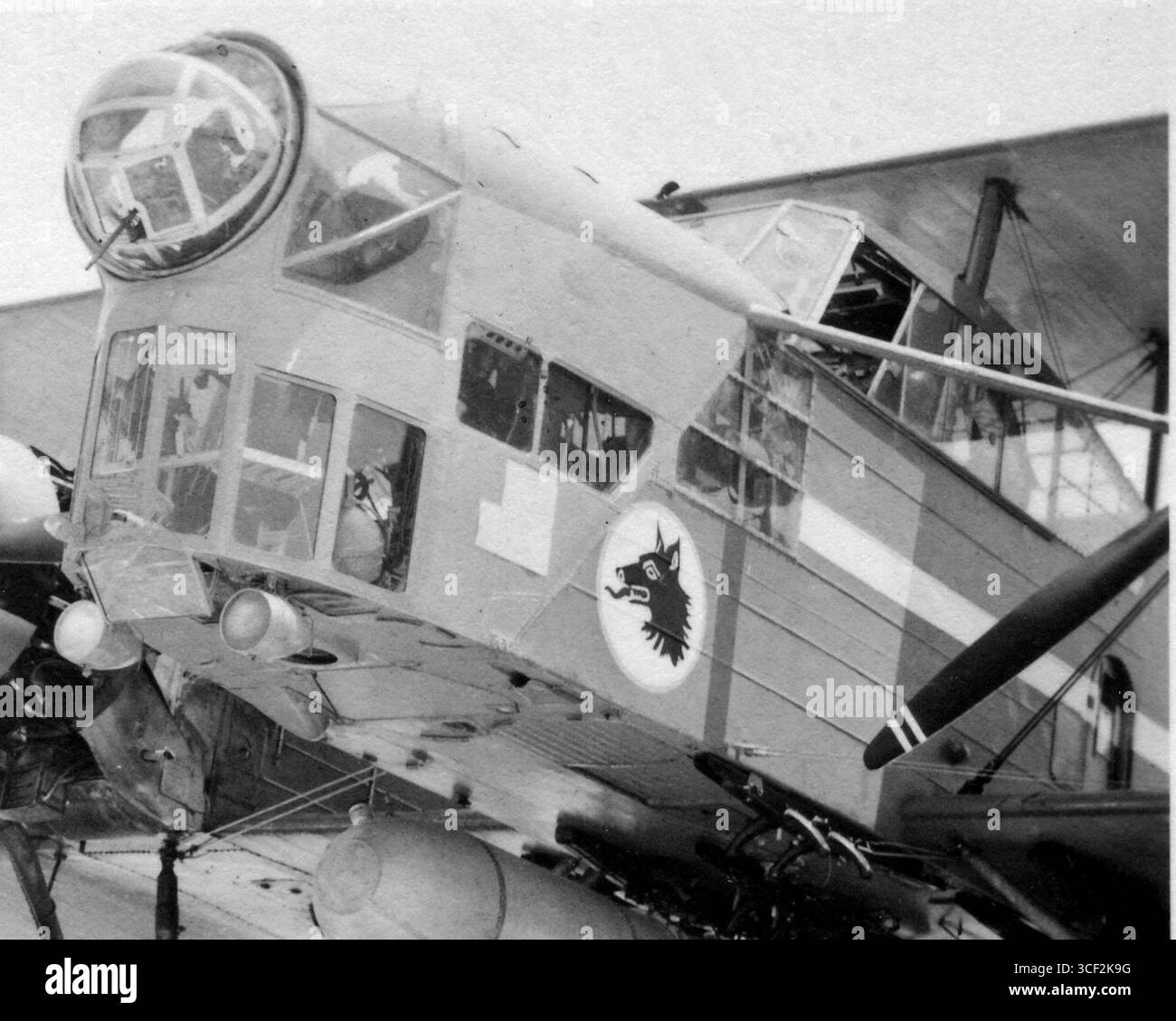 Besuch einer Leo H-257bis Aufklärer u. mittl. Bomber der franz. Vichy-Luftwaffe (Vichy Armée de l'Air francese). DAS Seitenruder der Ju 52 (links) trägt gelben Markierungsanstrich, foto in Elefsis, Griechenland, 20.06.1941. (DAS Wolfs-Emblem ist 'gelb' umrahmt ?) Foto Stock