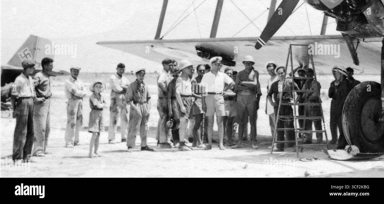 Besuch einer Leo H-257bis Aufklärer u. mittl. Bomber der franz. Vichy-Luftwaffe (Vichy Armée de l'Air francese). DAS Seitenruder der Ju 52 (links) trägt gelben Markierungsanstrich, foto in Elefsis, Griechenland, 20.06.1941. (DAS Wolfs-Emblem ist 'gelb' umrahmt ?) Foto Stock