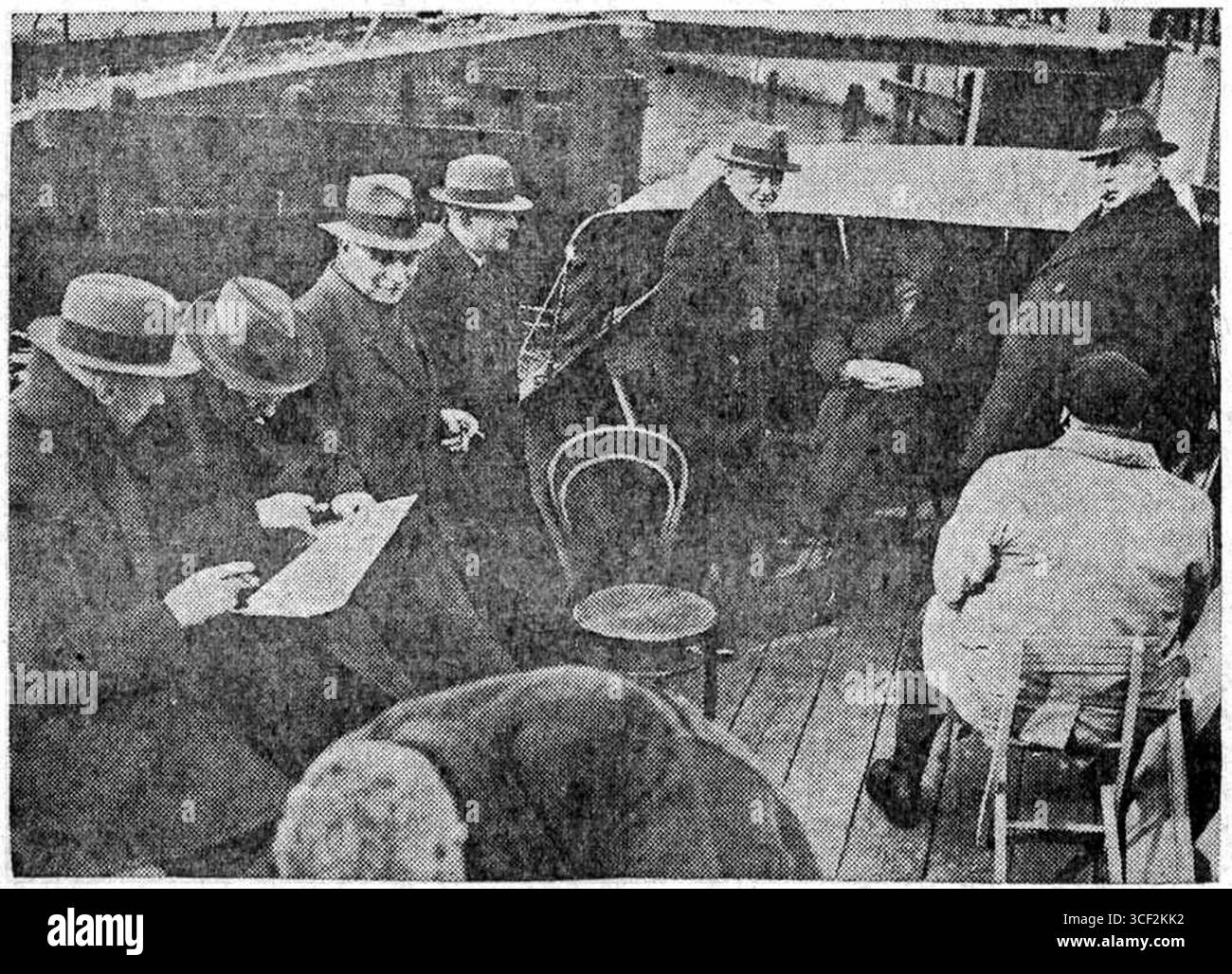 Visita di ispezione da parte del comitato per l'espansione del lavoro nello Zaanstreek nel 1938. La visita mirava a studiare la possibilità di dragare il polder come progetto di creazione di lavori. Foto Stock