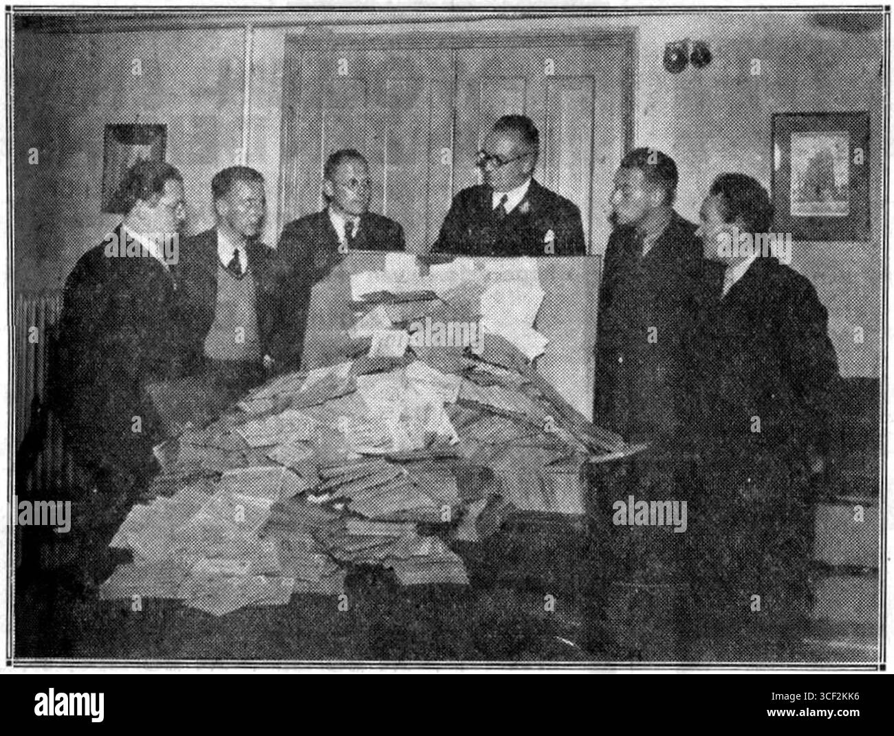 Questa fotografia del 9 dicembre 1935 mostra il comitato esecutivo con il comitato per l'anniversario della V.A.R.A. (associazione radiofonica e televisiva olandese), commemorando il suo evento fondamentale. Foto Stock