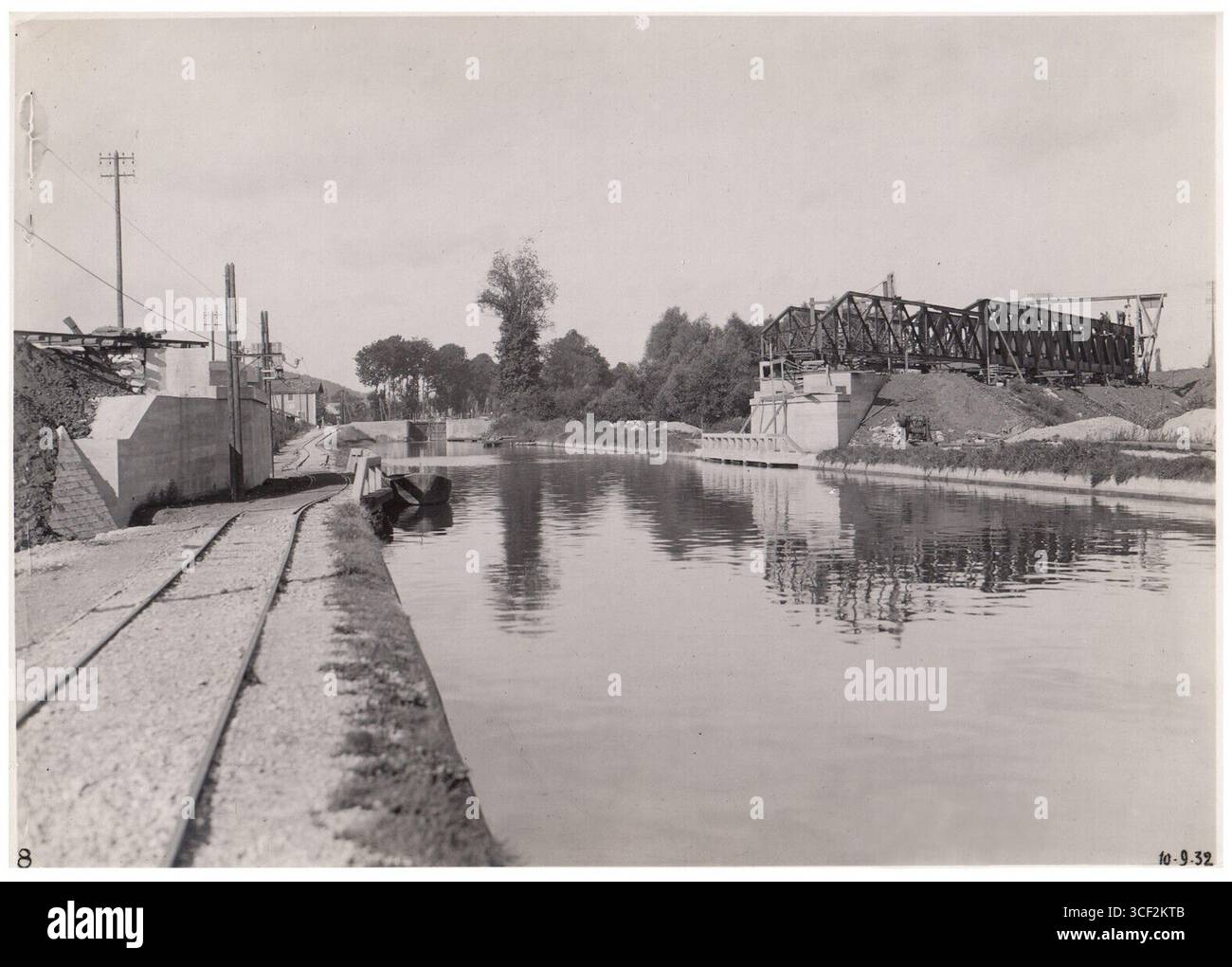 Questa fotografia del 10 settembre 1932 mostra il lotto Domgermain della Grand Est Railway, compreso il Pont voie II sul canale, parte della linea di tangenziale Toul in Francia. Foto Stock