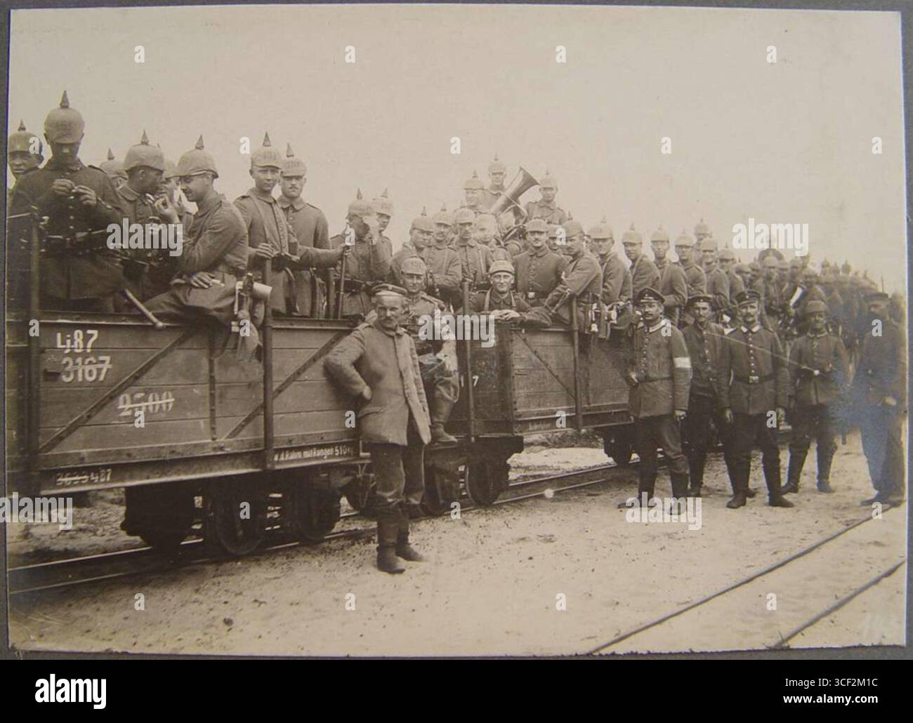 Questa immagine del 1916 mostra i soldati tedeschi che indossano pickelhauben (caschi a punta) a bordo di una stazione ferroviaria militare di Brest-Litowsk, catturati nell'album della direzione ferroviaria militare 6 durante la prima guerra mondiale Foto Stock