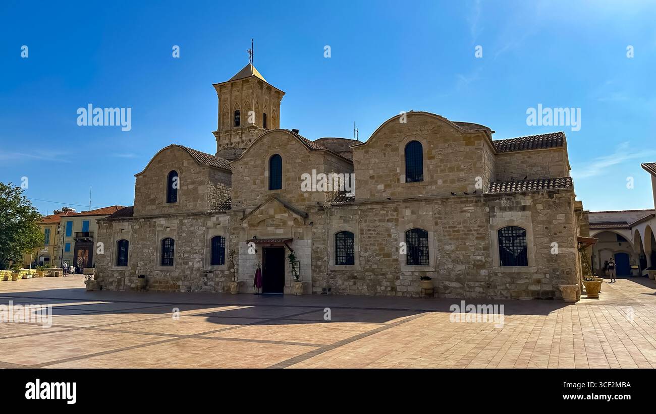 La storica Chiesa di San Lazzaro, un importante punto di riferimento bizantino, nella città costiera di Larnaca, Cipro, sotto un cielo azzurro. Foto Stock