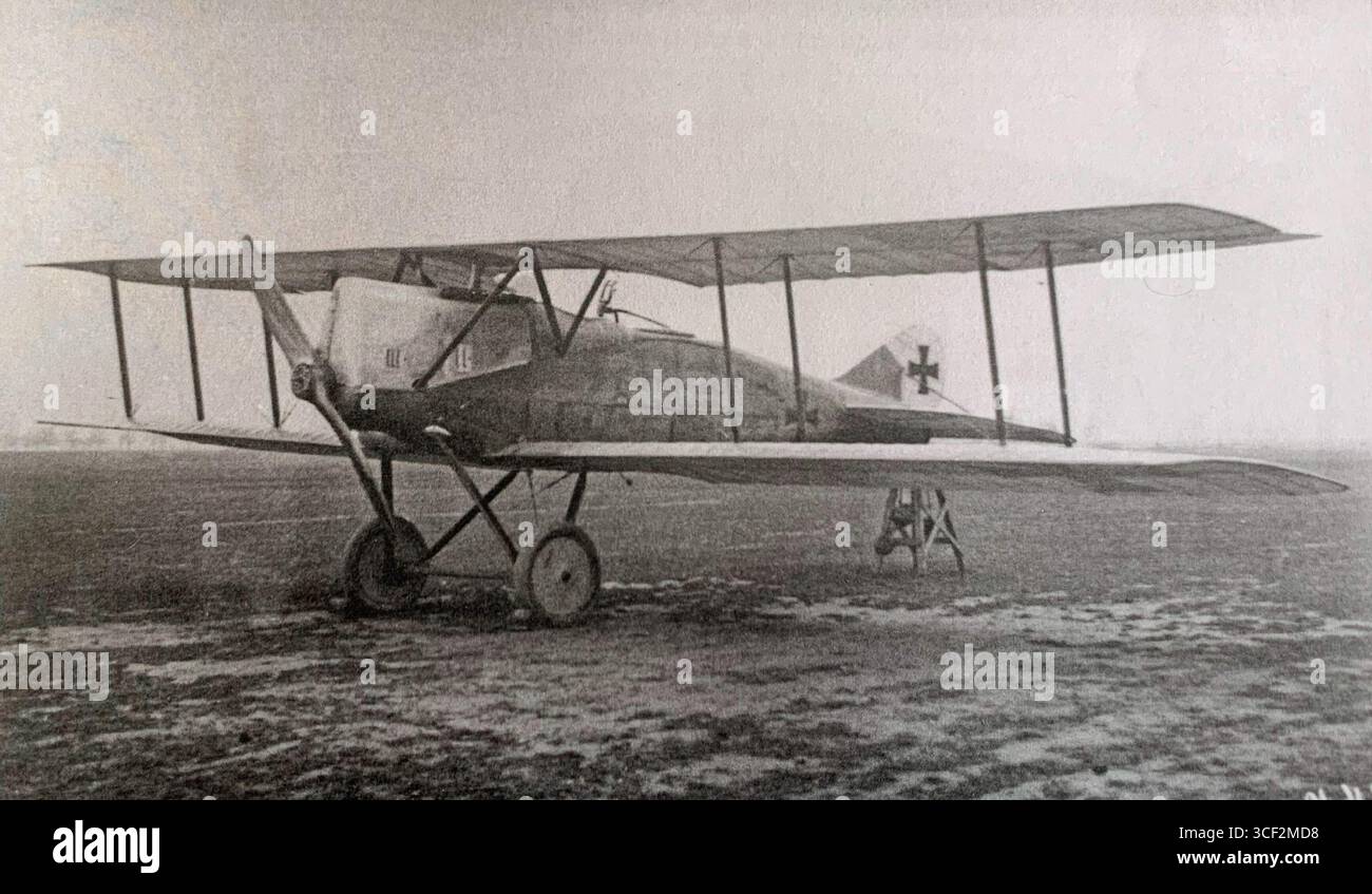 Una vista obliqua anteriore del prototipo Aviatik C.vi, un aereo da ricognizione tedesco costruito nel 1916 durante la prima guerra mondiale noto per il suo design e l'uso in missioni di ricognizione aerea. Foto Stock